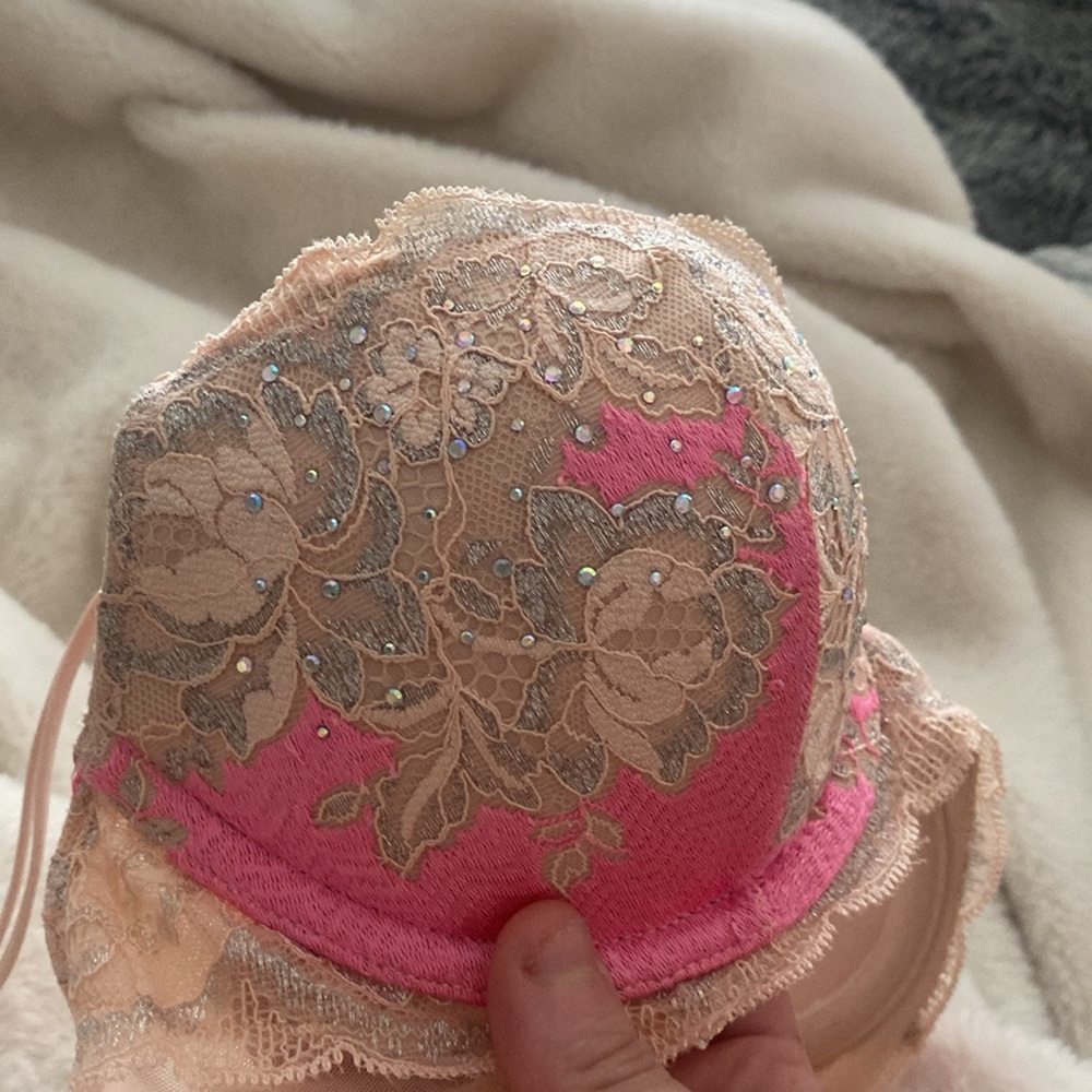 New never worn Victoria  secert bra size 32 c very sexy push up - Picture 10 of 11